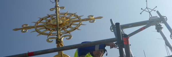 Nikolaiturm: Installation des Anemometers auf der Turmspitze