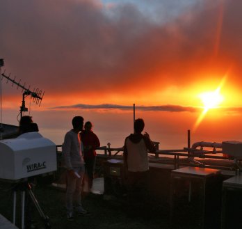 Observatorium auf La Réunion bei Sonnenuntergang