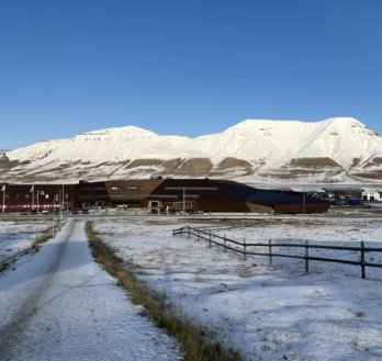Schneebedeckte Berge auf Spitzbergen