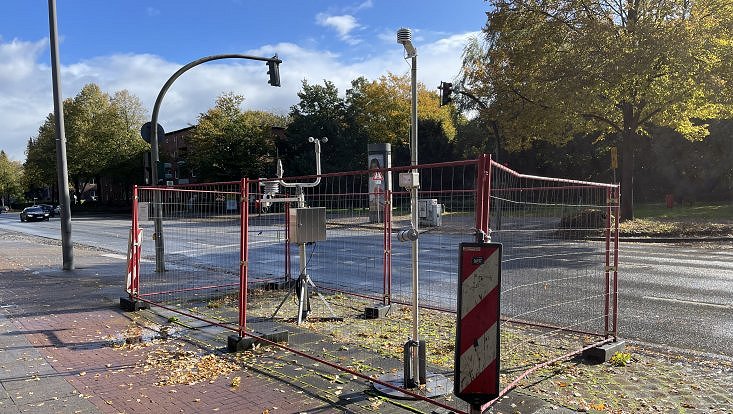 APOLLO14 DWD/Torhaus Wetterstation an einer Straße