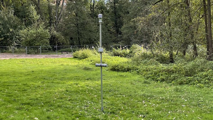 APOLLO98 Hundewiese Wetterstation auf einer Wiese